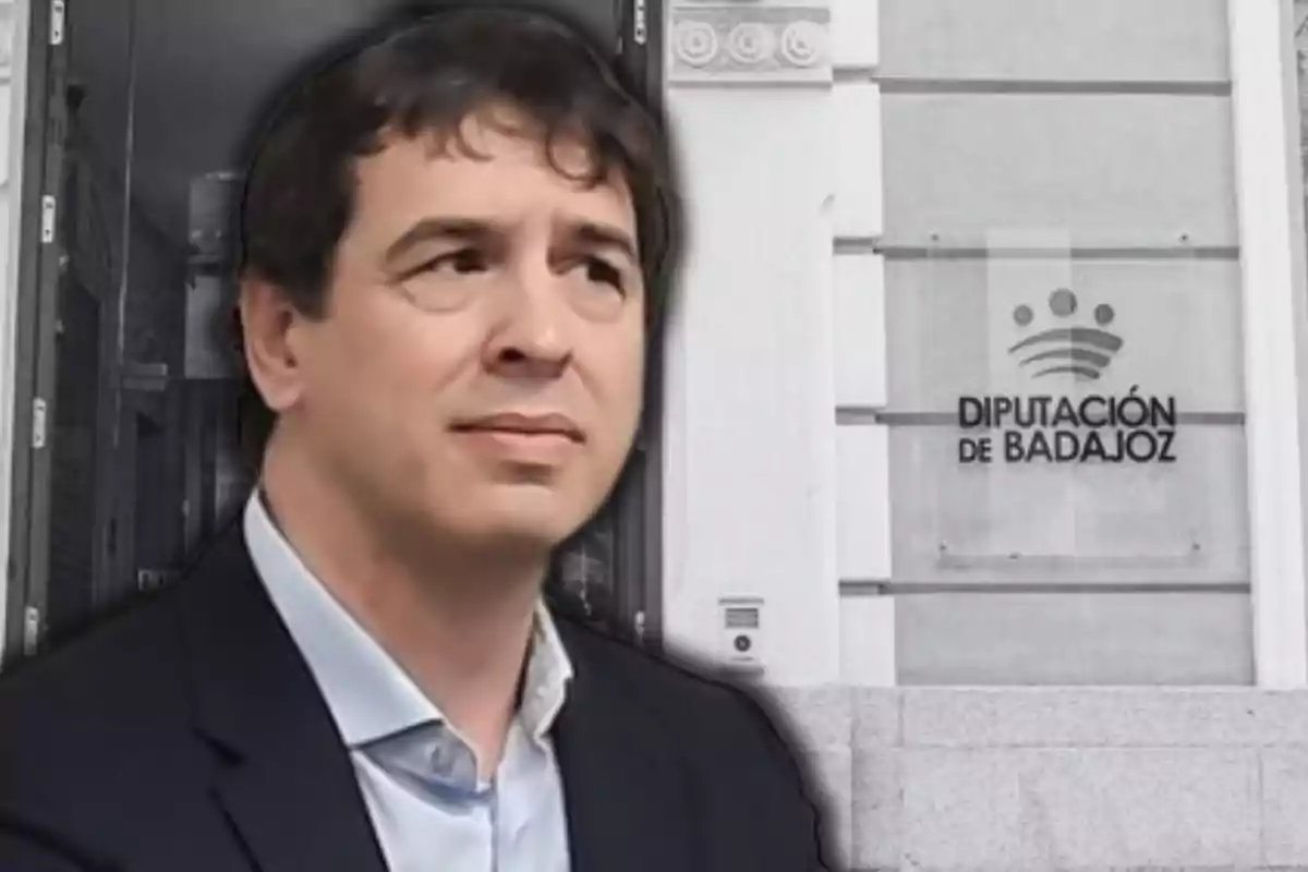 A man in a suit in front of a building with a sign that says "Legislature de Badajoz."