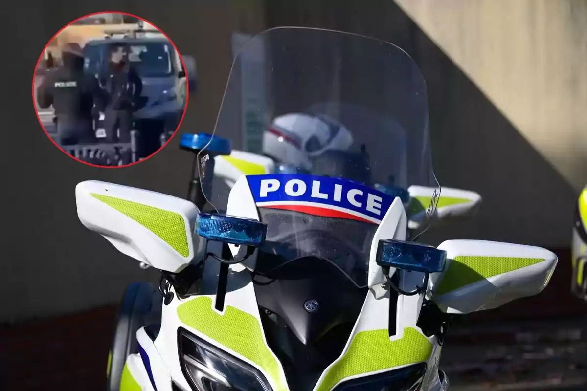 Una motocicleta de policía con luces azules y detalles en verde, con un recuadro que muestra a dos personas de pie junto a un vehículo policial.