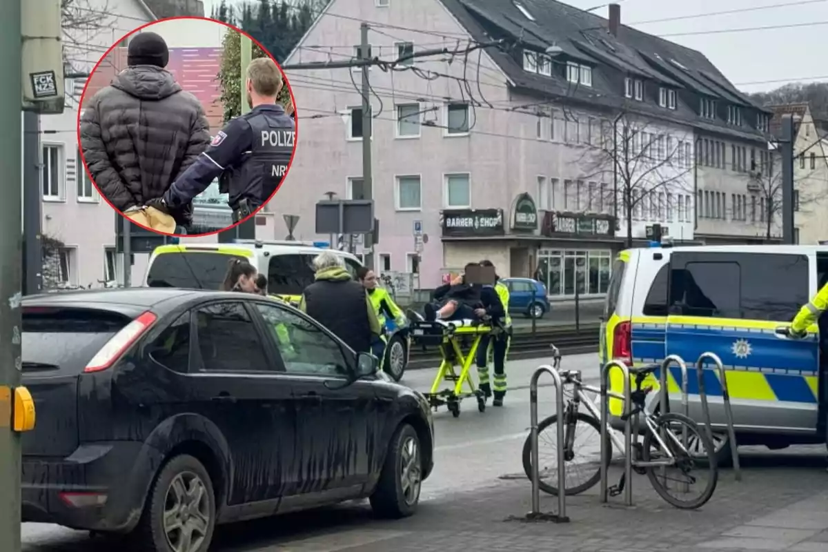 Una escena urbana muestra a la policía y paramédicos atendiendo una situación en la calle, con un hombre siendo escoltado por un oficial y otra persona en una camilla.