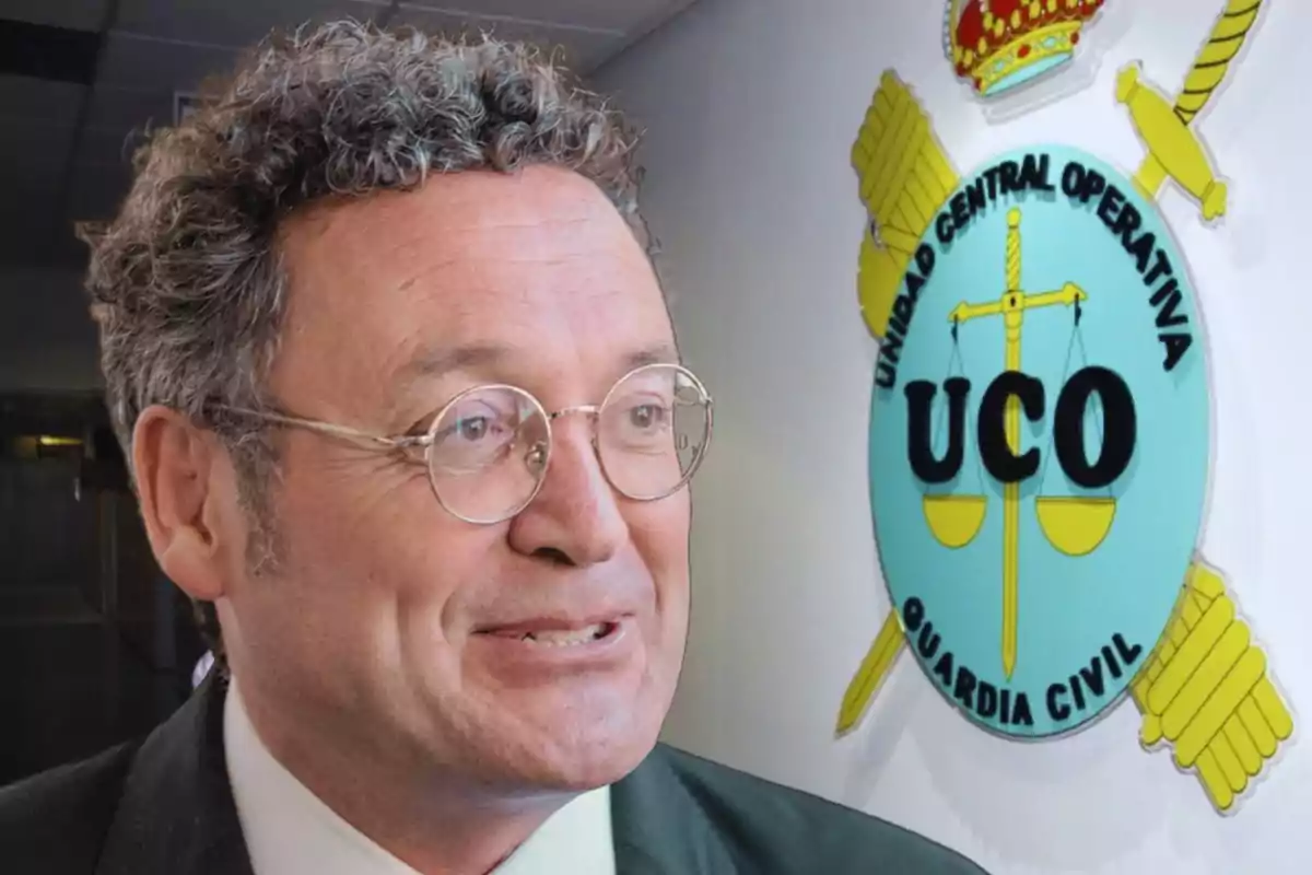 Un hombre con gafas sonríe frente a un emblema de la Unidad Central Operativa de la Guardia Civil.