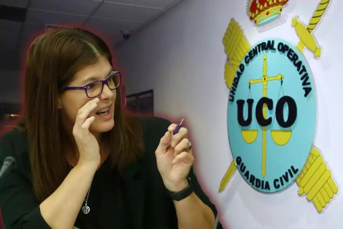 Una persona con gafas y cabello castaño sostiene un bolígrafo mientras habla, al fondo se ve el emblema de la Unidad Central Operativa de la Guardia Civil.