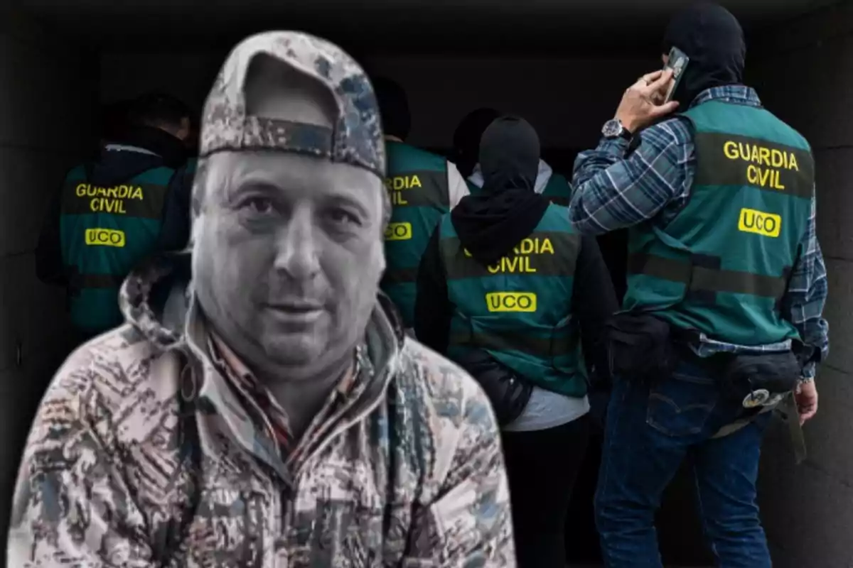 Un grupo de agentes de la Guardia Civil con chalecos de la UCO está de espaldas mientras un hombre con gorra y ropa de camuflaje aparece en primer plano.