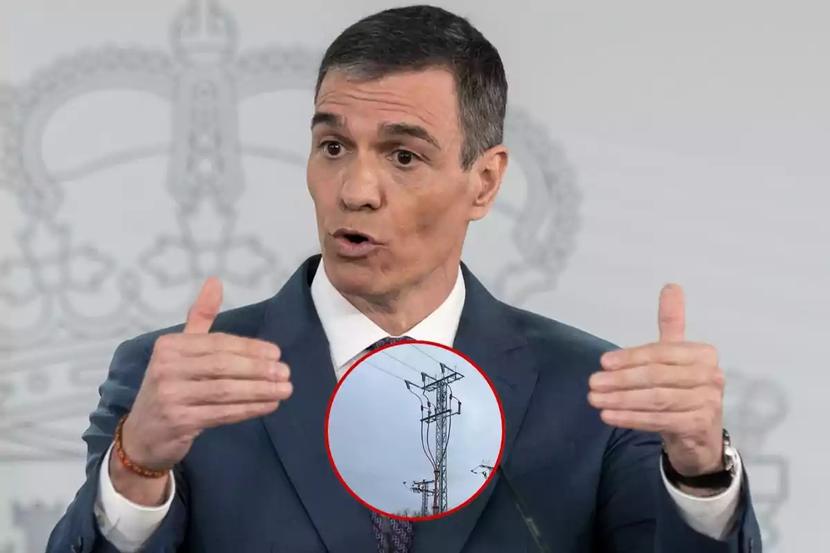 Un hombre en traje gesticula con las manos mientras habla y hay un círculo rojo que destaca una torre eléctrica en el centro de la imagen.