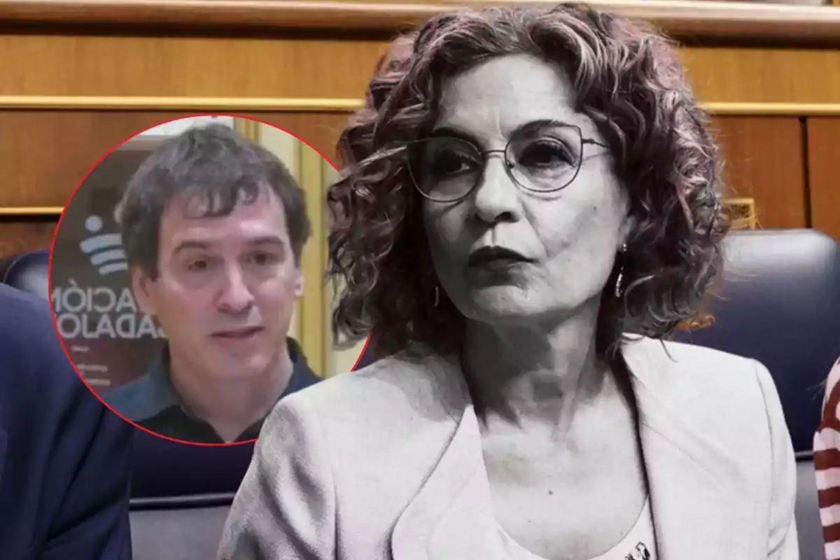 Una mujer con gafas y cabello rizado está en primer plano en blanco y negro, mientras que en un círculo rojo al fondo aparece un hombre hablando.