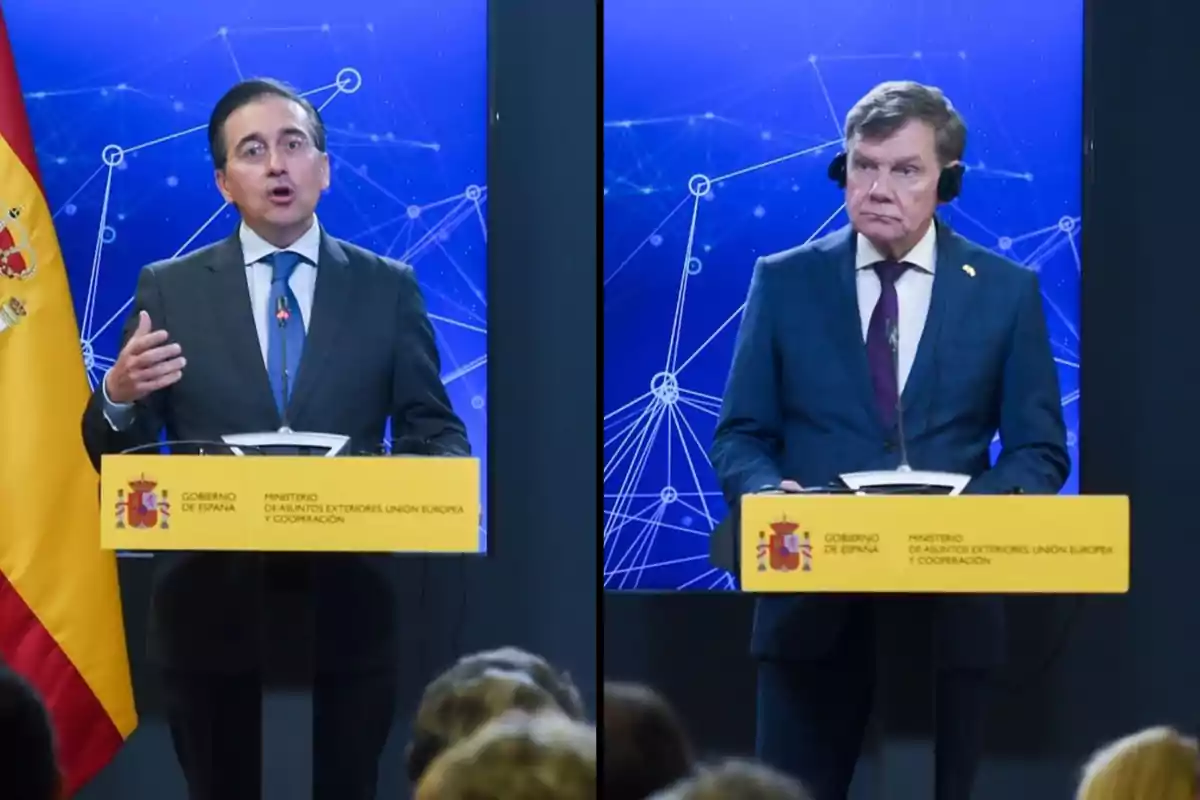Dos hombres con traje y corbata están de pie en atriles con el logotipo del Gobierno de España y el Ministerio de Asuntos Exteriores, Unión Europea y Cooperación, hablando en una conferencia de prensa frente a un fondo azul con gráficos de conexiones.