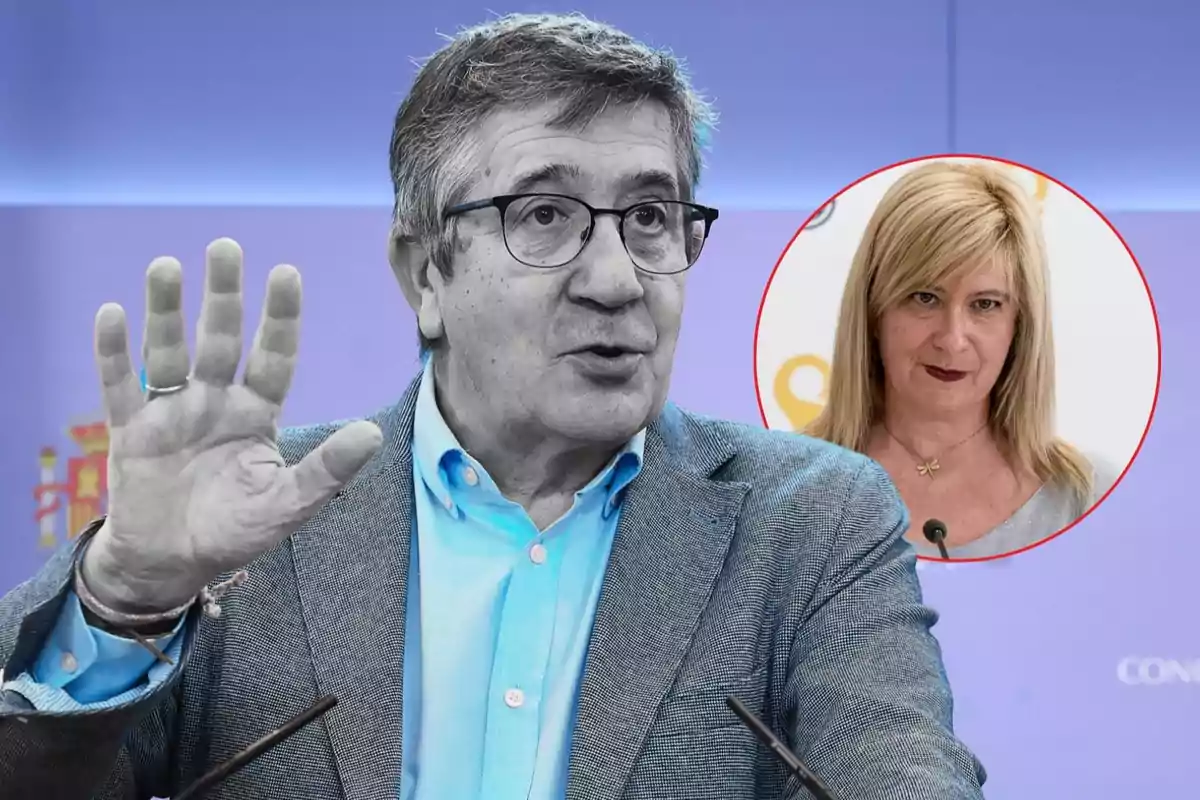 Hombre con gafas y chaqueta azul hablando en una rueda de prensa con la mano levantada y el retrato de una mujer rubia en un círculo rojo al fondo