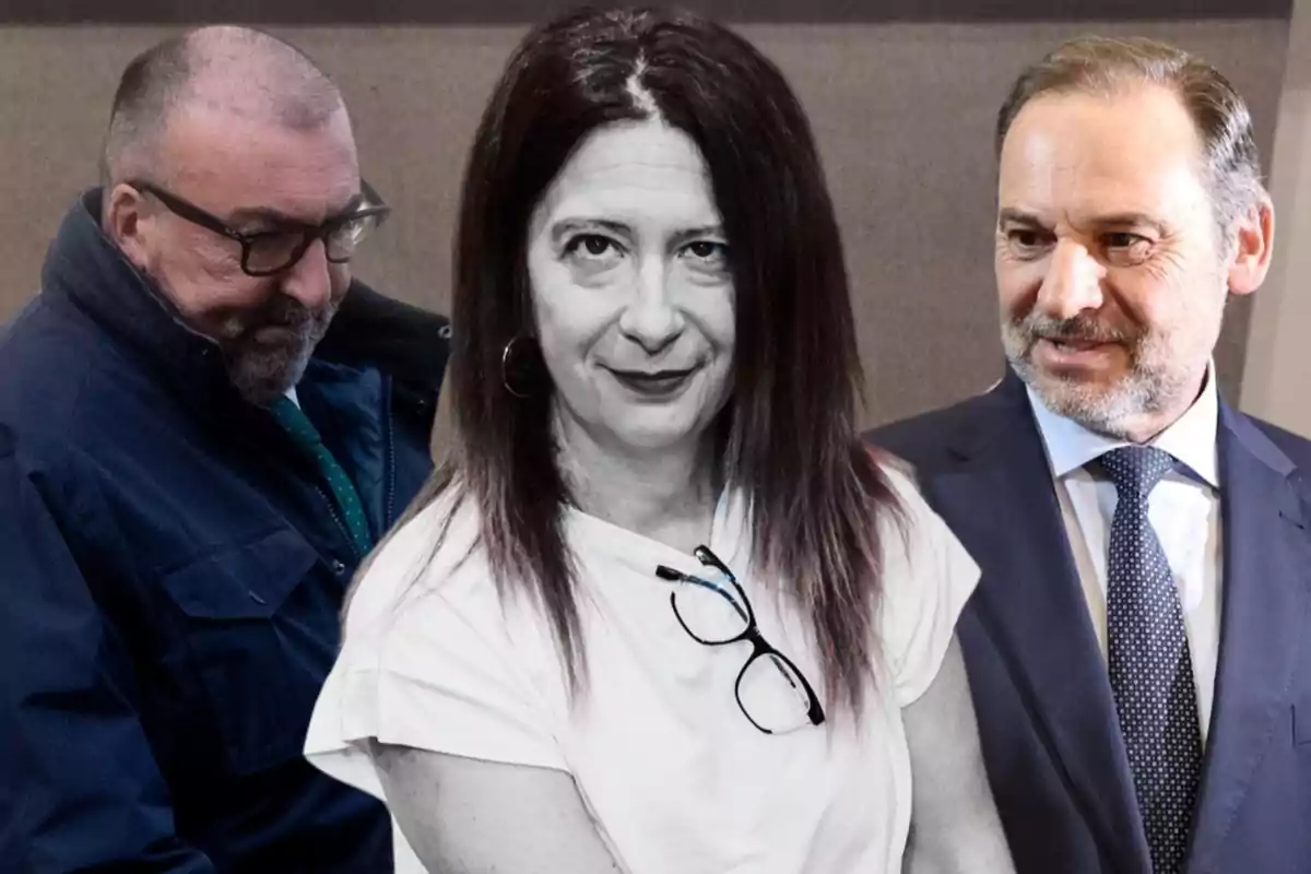 Tres personas posan mirando en diferentes direcciones, una mujer en el centro con gafas colgadas en la camiseta y dos hombres a los lados, uno con gafas y chaqueta oscura y otro con traje y corbata.