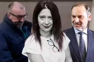 Tres personas posan mirando en diferentes direcciones, una mujer en el centro con gafas colgadas en la camiseta y dos hombres a los lados, uno con gafas y chaqueta oscura y otro con traje y corbata.