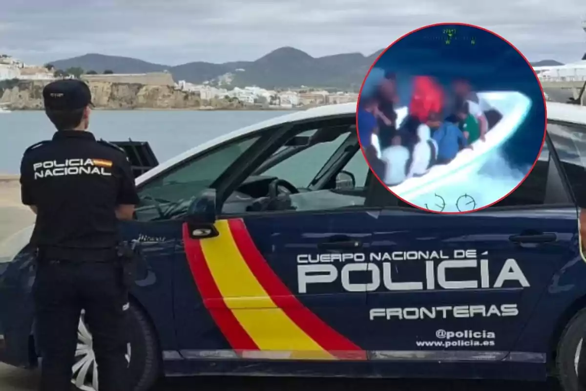 Un agente de la Policía Nacional de España está de pie junto a un coche patrulla en un puerto y en la esquina superior derecha aparece un recuadro con la imagen de varias personas viajando en una lancha.