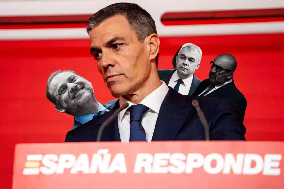 Hombre de traje y corbata frente a un atril rojo con el texto España Responde, con tres figuras en blanco y negro al fondo sobre un fondo rojo