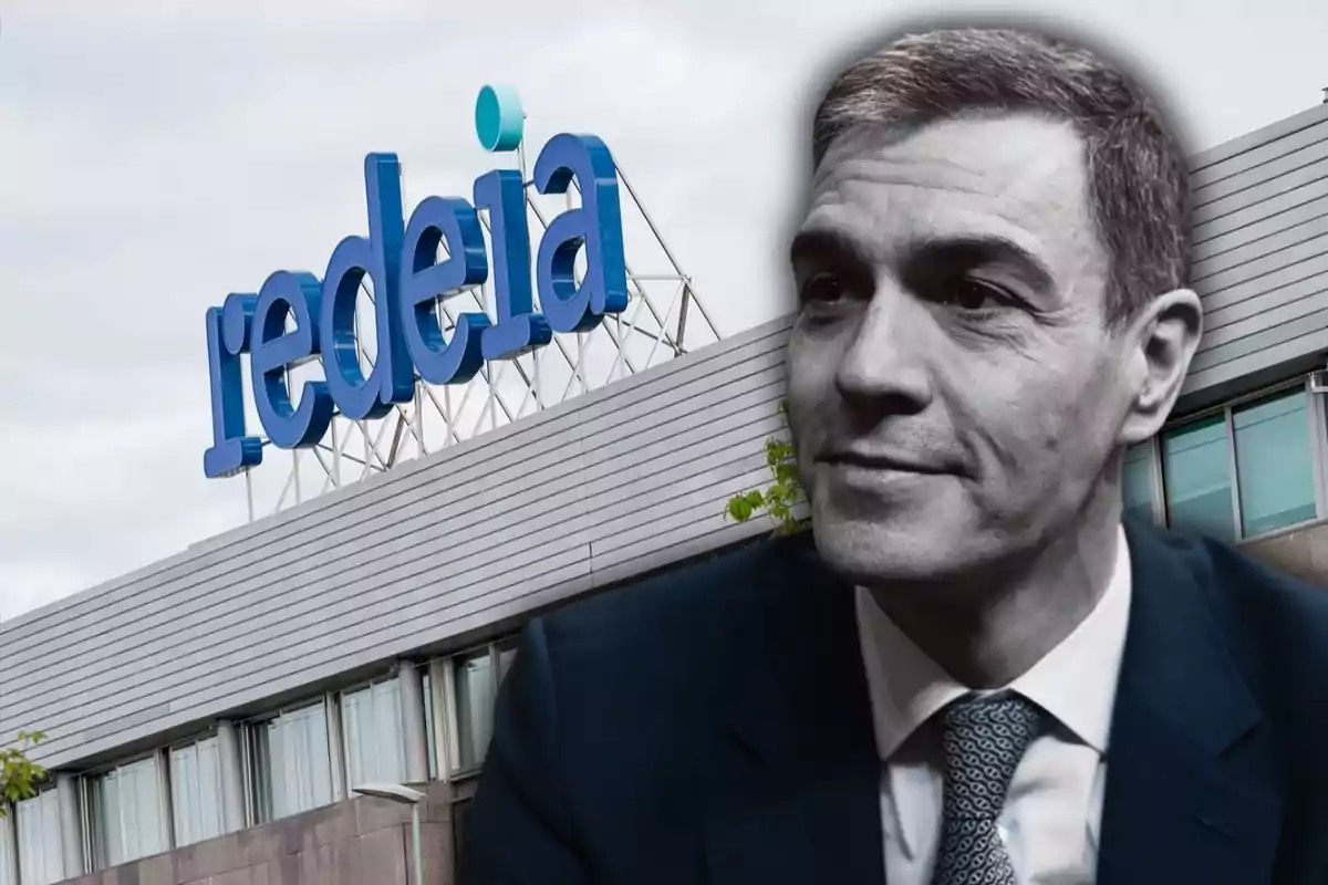 Un edificio con el logo de "redeia" en la parte superior y un hombre en primer plano.