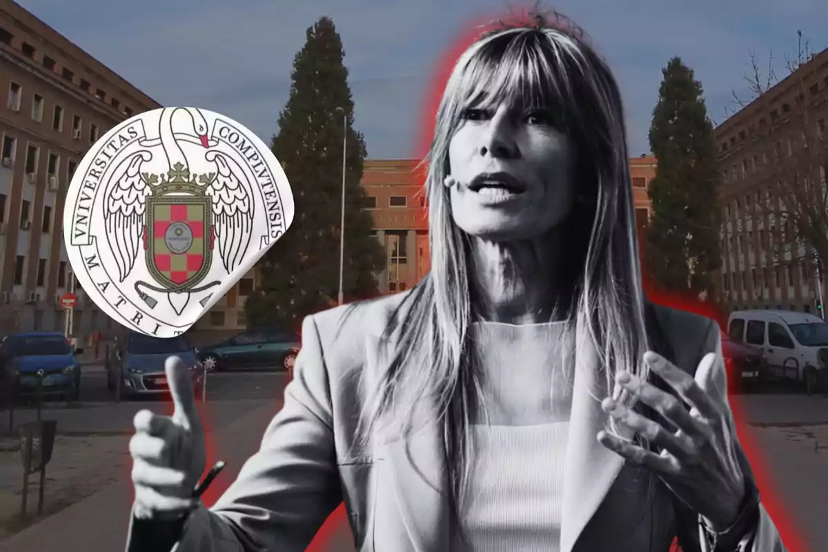 Mujer hablando con micrófono de diadema en primer plano sobre un fondo de edificios universitarios y el escudo de la Universidad Complutense de Madrid