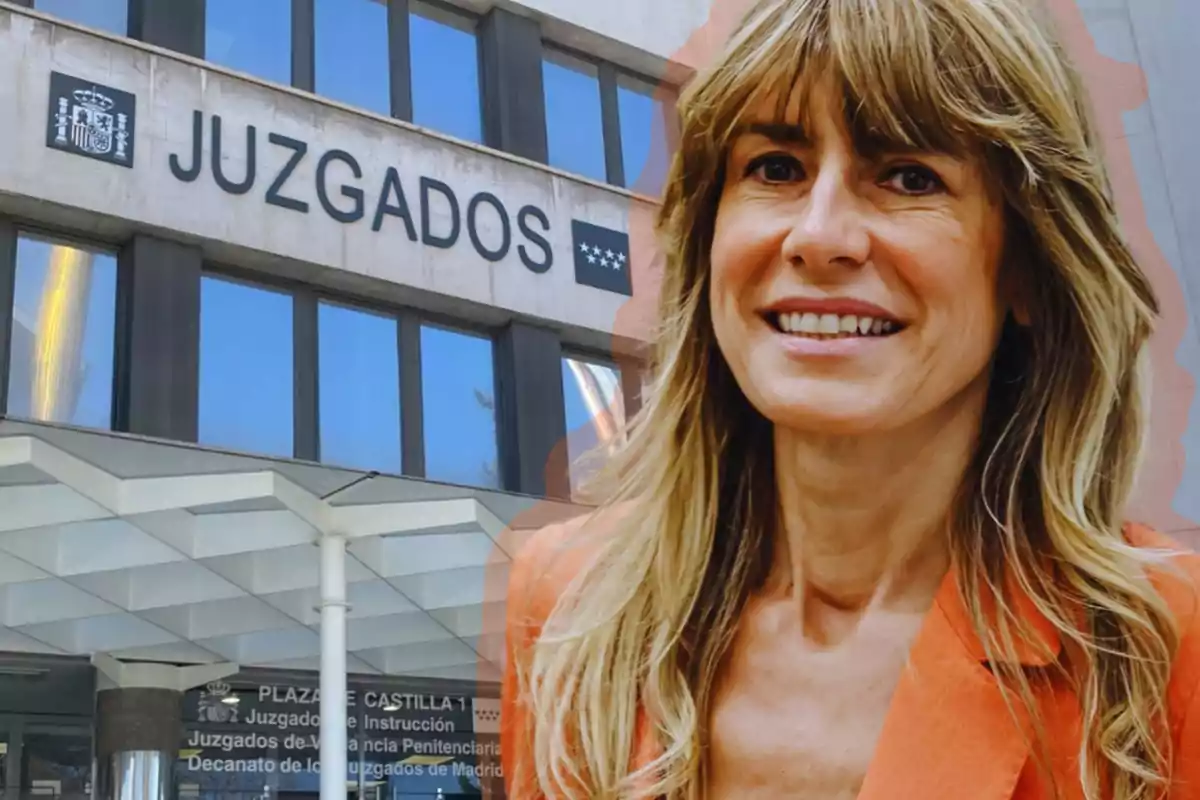 Mujer sonriente frente a un edificio de juzgados.