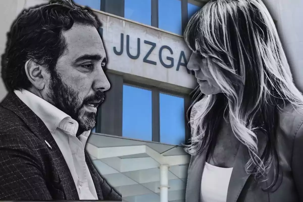 Dos personas conversando frente a un edificio con la palabra "JUZGA" visible en el fondo.