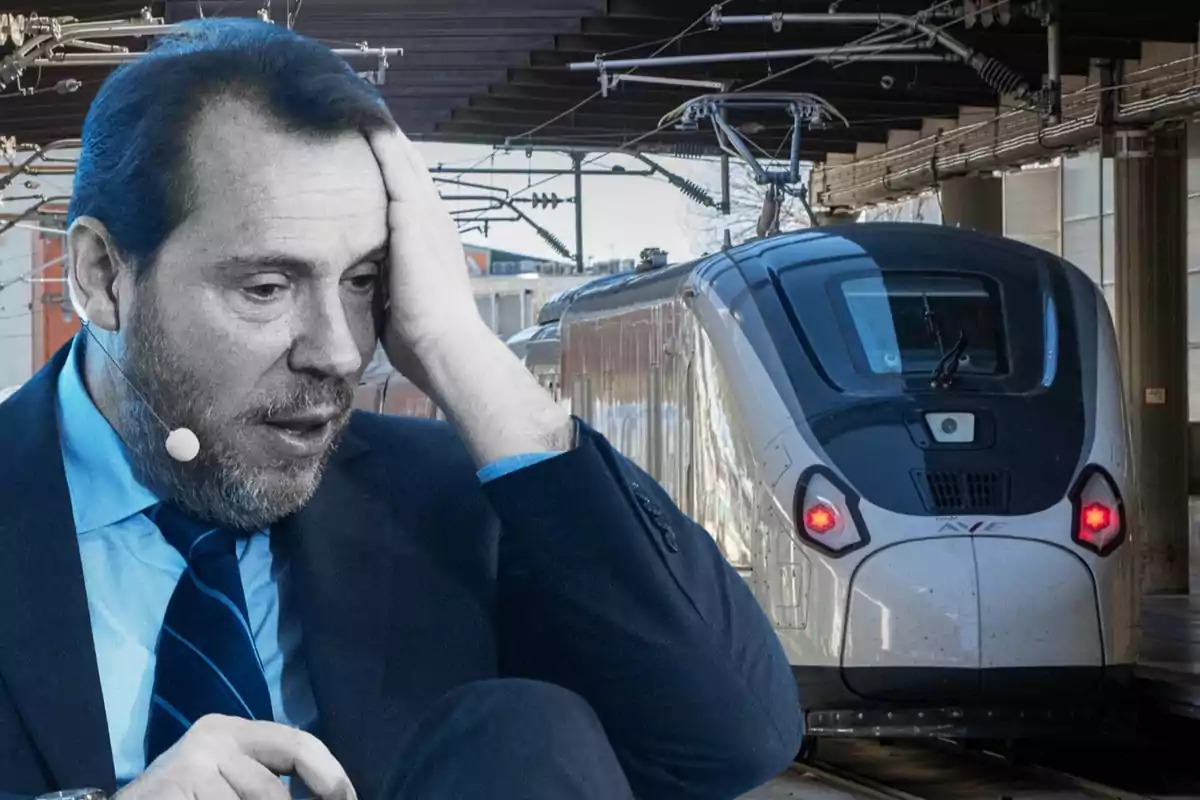 Hombre con expresión preocupada y micrófono en la cabeza frente a un tren moderno en una estación