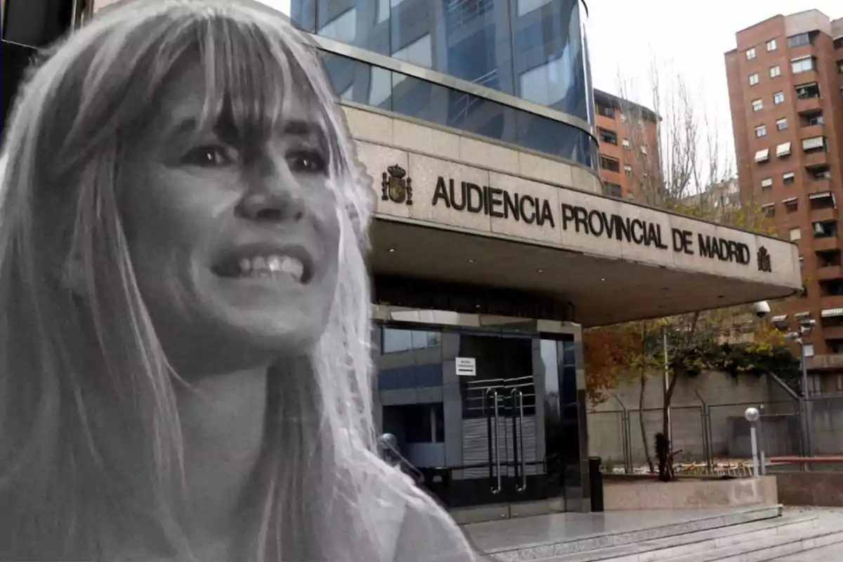 Una mujer sonriente en primer plano con el edificio de la Audiencia Provincial de Madrid al fondo.