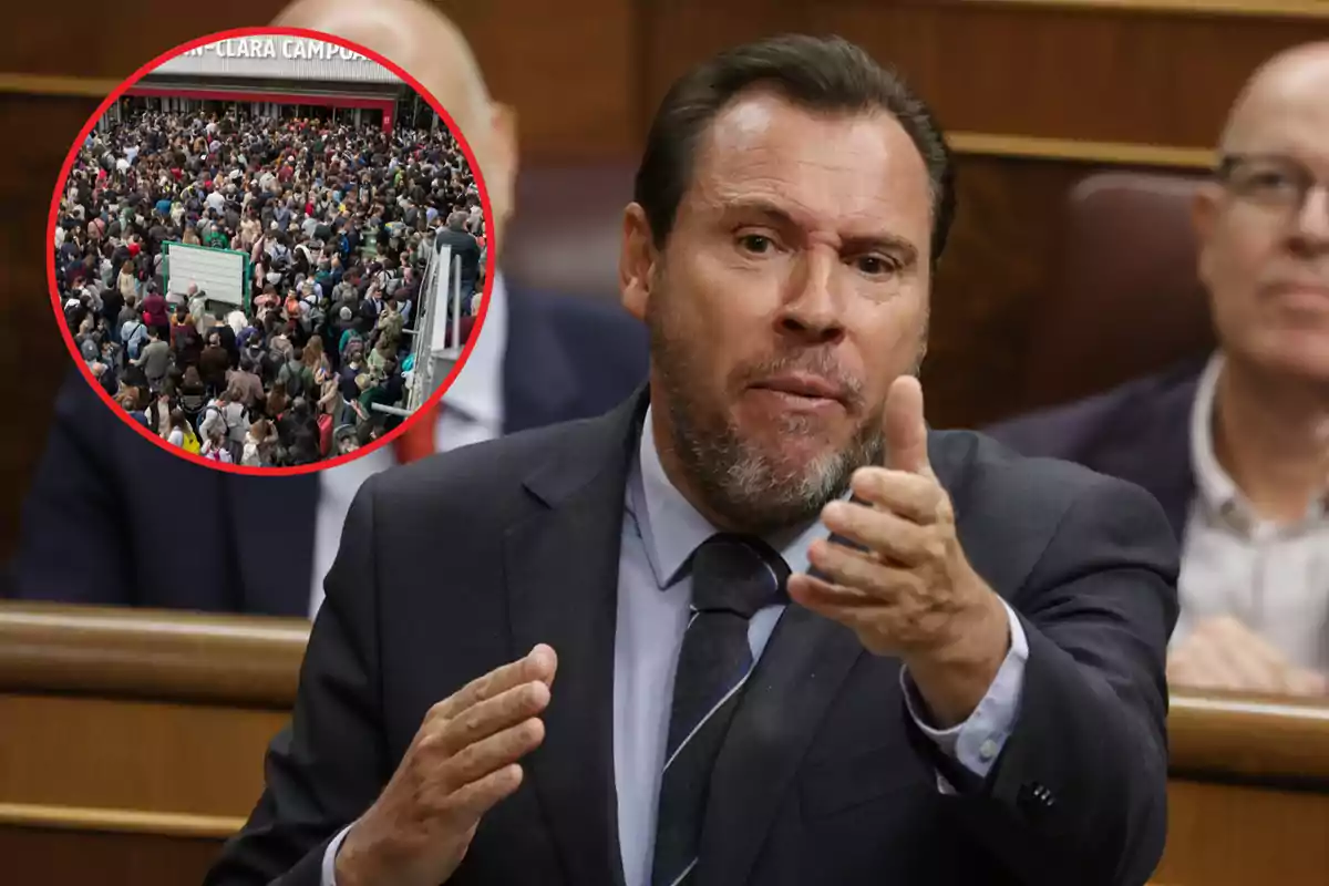 Un hombre de traje y corbata gesticula mientras habla en un entorno formal, con una imagen circular insertada que muestra una multitud de personas en un evento al aire libre.