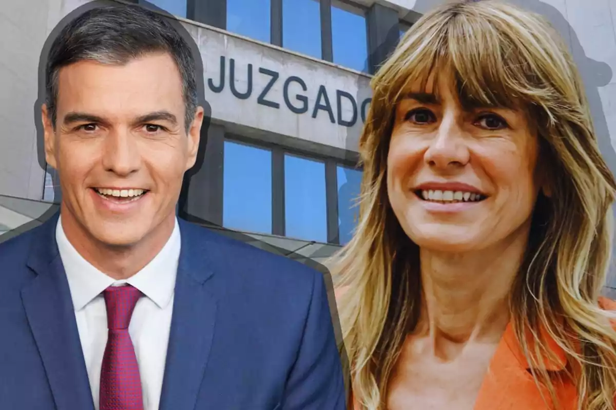 Dos personas sonrientes frente a un edificio con un letrero que dice "Juzgado".