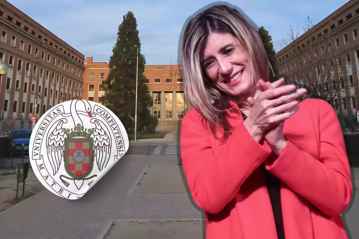 Una mujer sonriente aplaudiendo frente a un edificio universitario con el escudo de la Universidad Complutense de Madrid.