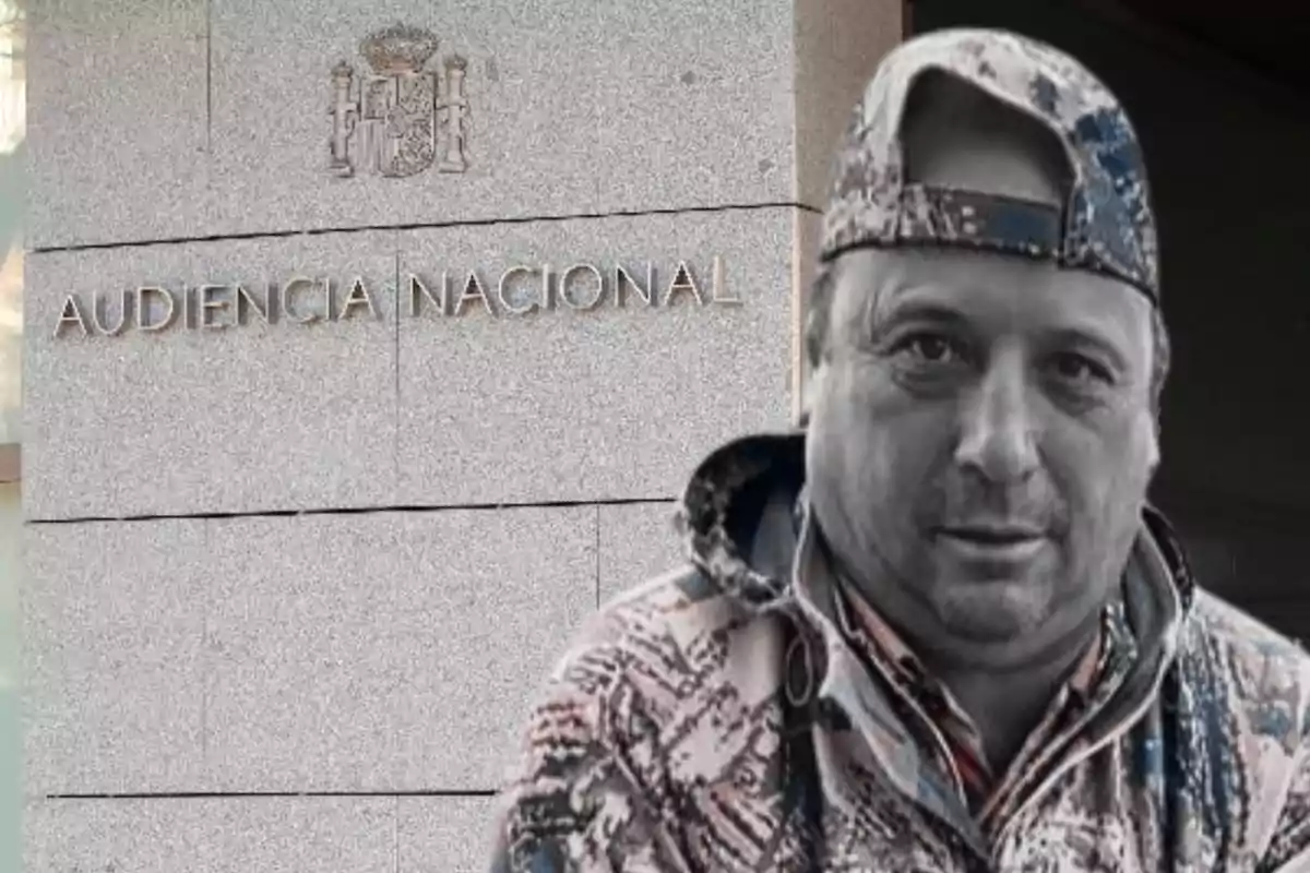 Un hombre con gorra frente al edificio de la Audiencia Nacional.