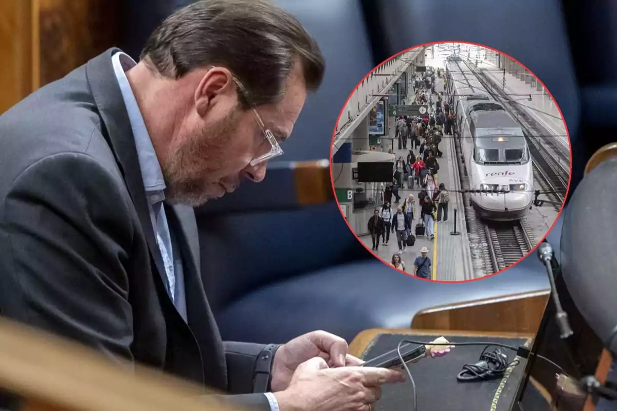 Un hombre sentado en un lugar público revisa su teléfono mientras una imagen circular superpuesta muestra una estación de tren con un tren y personas caminando.