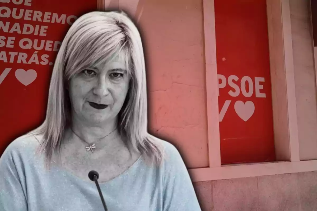 Mujer de cabello rubio y liso frente a un fondo con carteles rojos del PSOE y un micrófono frente a ella