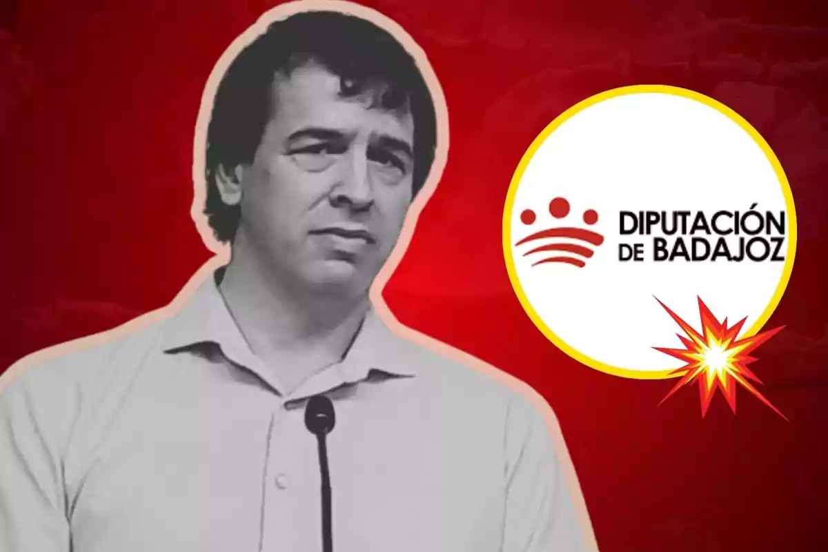 Hombre con camisa clara y micrófono frente a un fondo rojo con el logo de la Diputación de Badajoz.