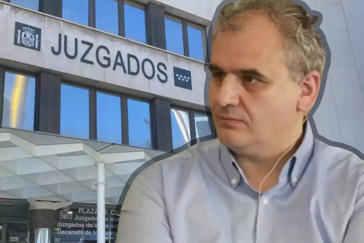 Un hombre con camisa azul claro y auriculares frente a un edificio de juzgados.