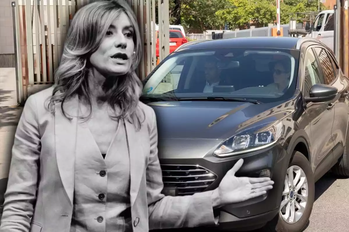 Una mujer hablando con un micrófono en primer plano y un coche gris con dos personas dentro en el fondo.