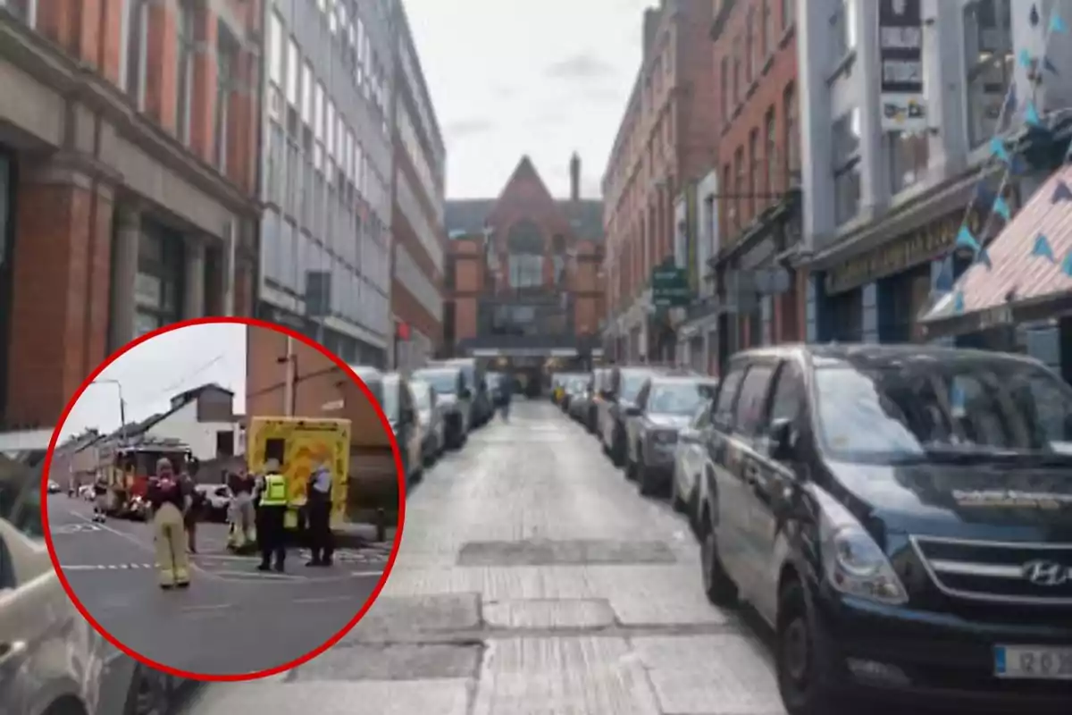 Una calle urbana con edificios de ladrillo y una fila de autos estacionados a los lados, con un recuadro que muestra una escena de emergencia con personal de seguridad y una ambulancia.