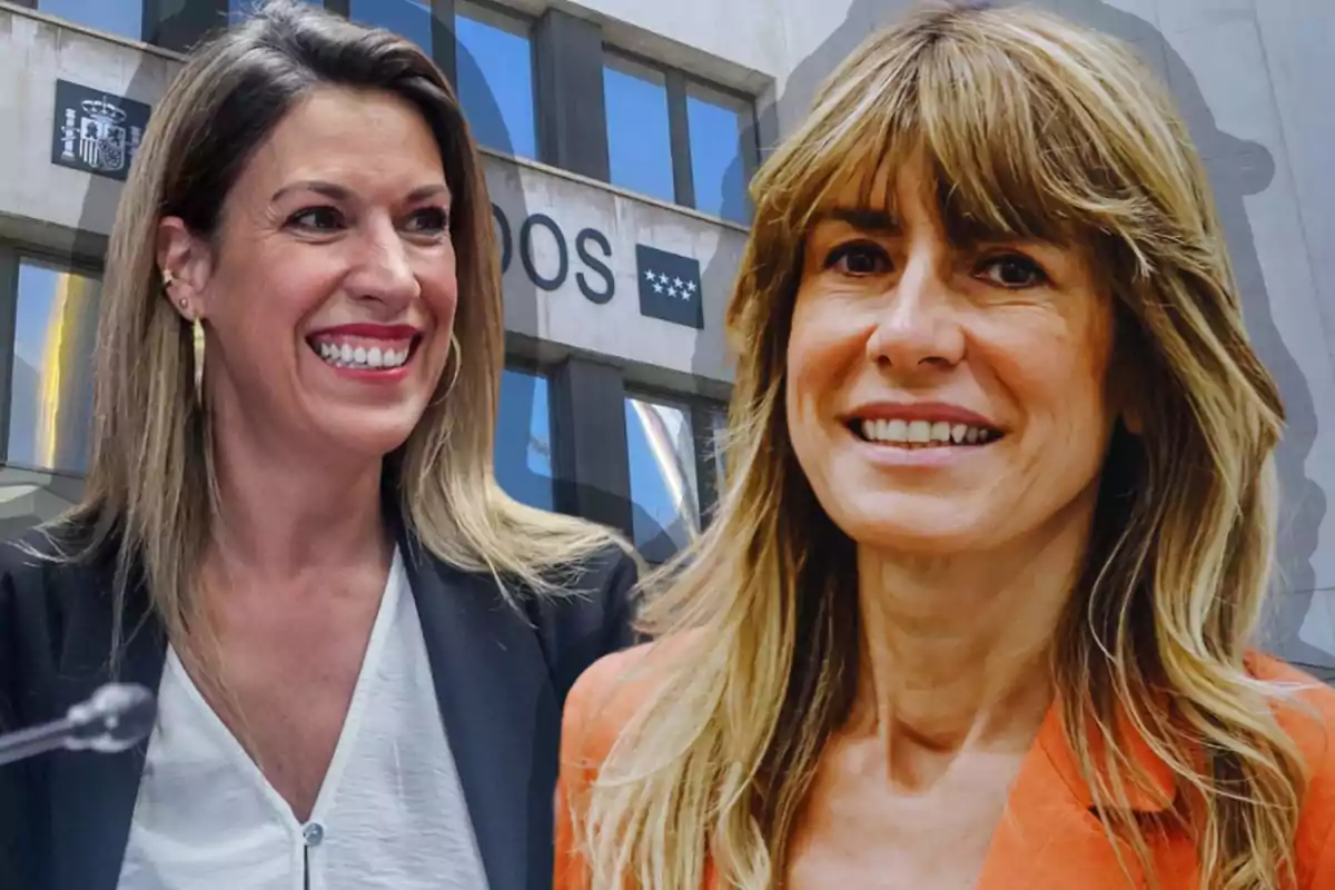 Dos mujeres sonrientes posan frente a un edificio gubernamental.