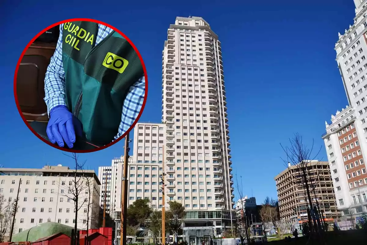 Un edificio alto en una ciudad con un recuadro que muestra a una persona con chaleco de la Guardia Civil y guantes azules.