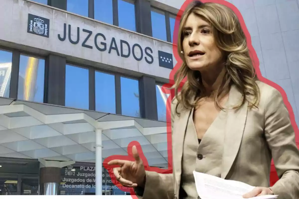 Una mujer hablando frente a un edificio de juzgados.