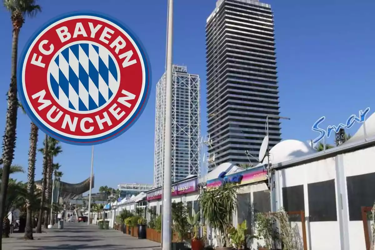 Logotipo del FC Bayern München sobre un paseo con palmeras y edificios modernos.