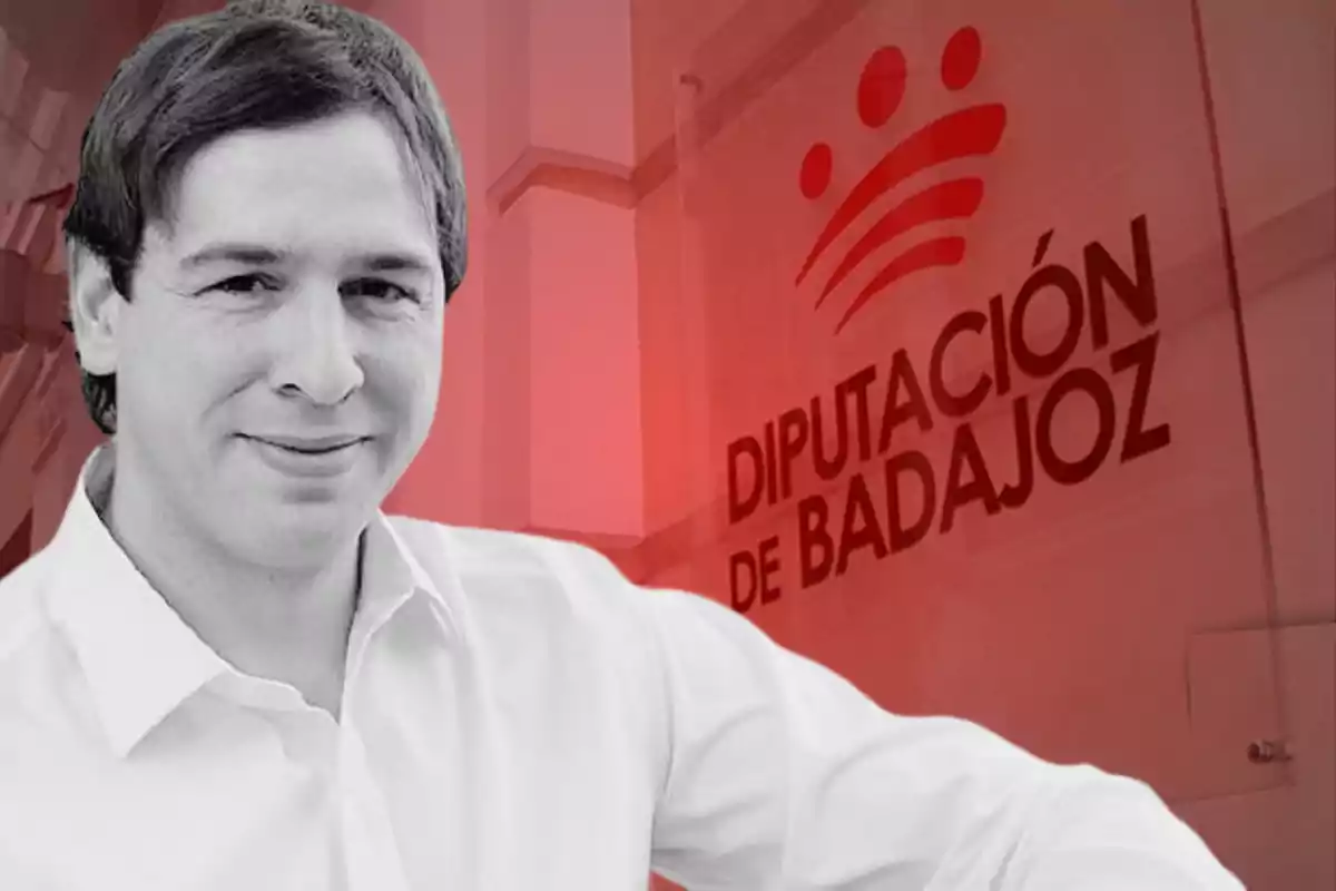 Un hombre con camisa blanca frente a un fondo con el logo de la Diputación de Badajoz.