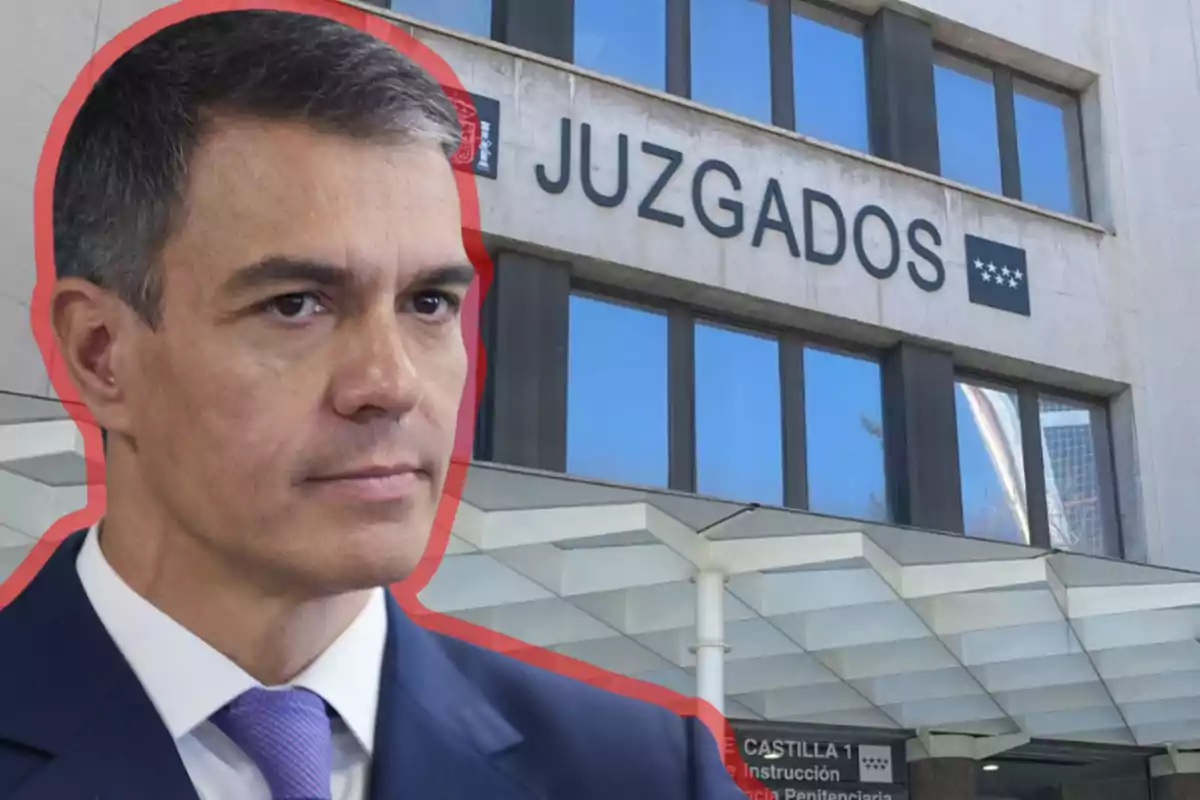 Un hombre con traje y corbata frente a un edificio de juzgados.