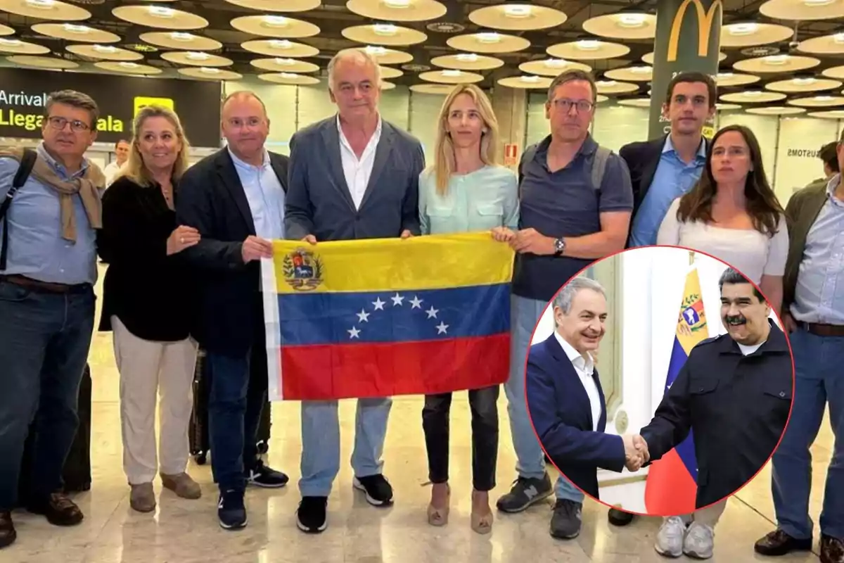 Un grupo de personas sosteniendo una bandera de Venezuela en un aeropuerto, con una imagen insertada de dos hombres dándose la mano.