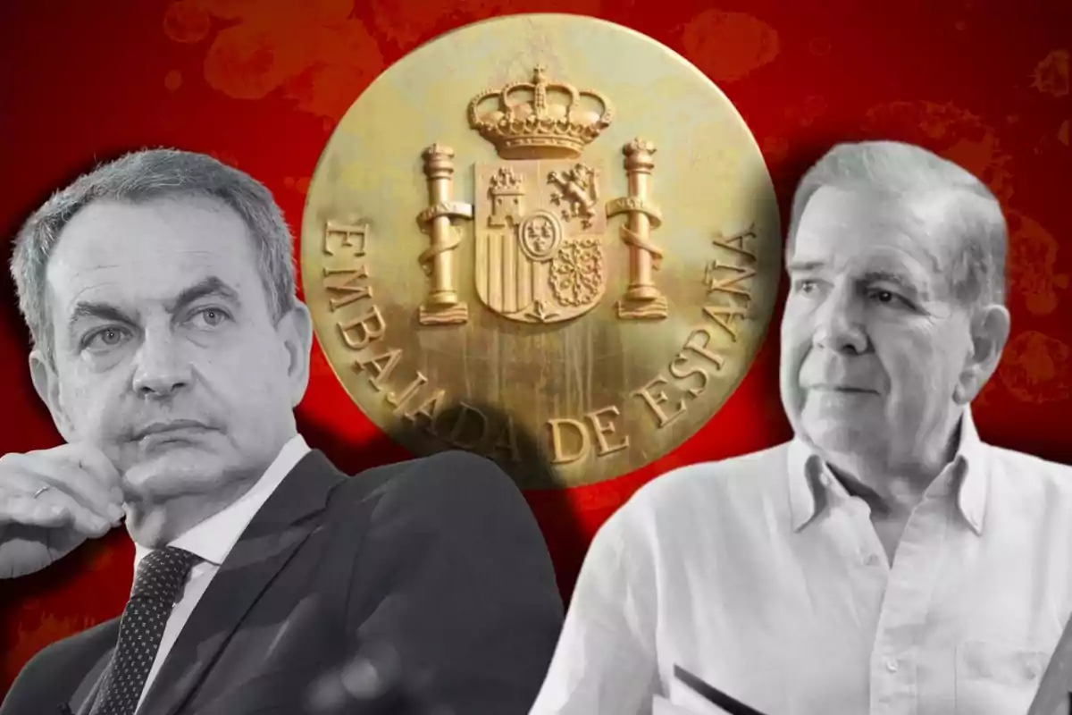 Dos hombres en primer plano con un emblema de la Embajada de España en el fondo.