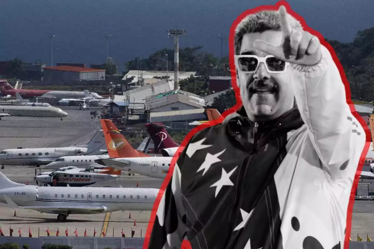 Una persona con gafas de sol y chaqueta con estrellas en primer plano, señalando con el dedo, con un aeropuerto y varios aviones en el fondo.