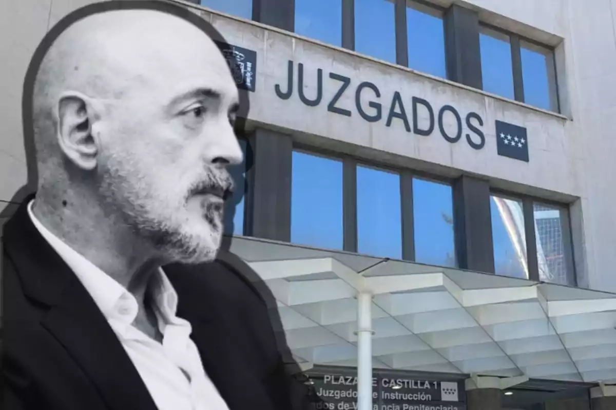 Un hombre con barba y cabeza rapada aparece en primer plano, mientras que en el fondo se ve la fachada de un edificio con la palabra "JUZGADOS".