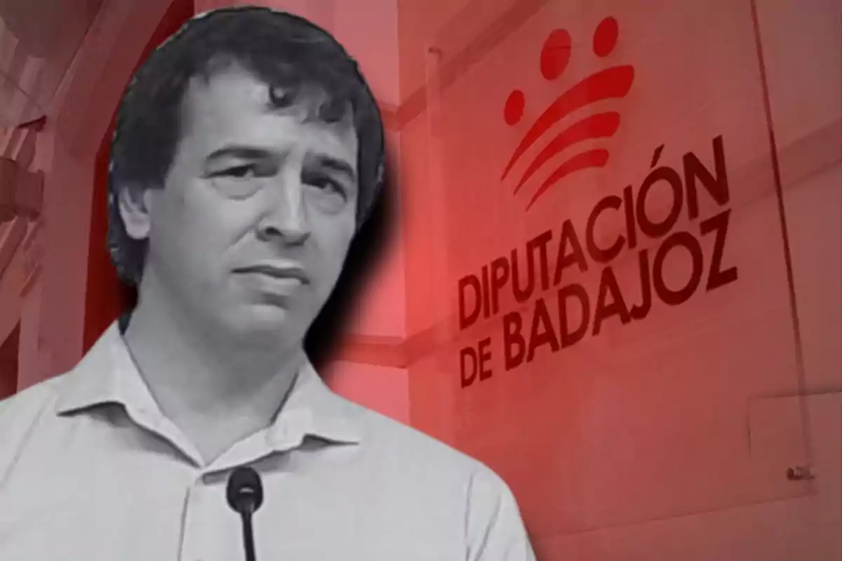 Hombre frente a un cartel de la Diputación de Badajoz.