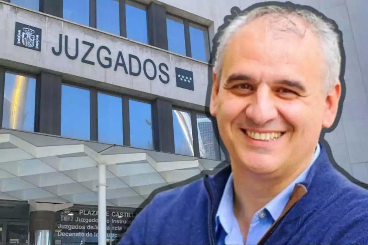 Un hombre sonriente frente a un edificio de juzgados.