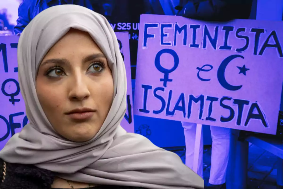 Una mujer con hiyab mira hacia un lado mientras detrás de ella se ve un cartel que dice "Feminista Islamista".