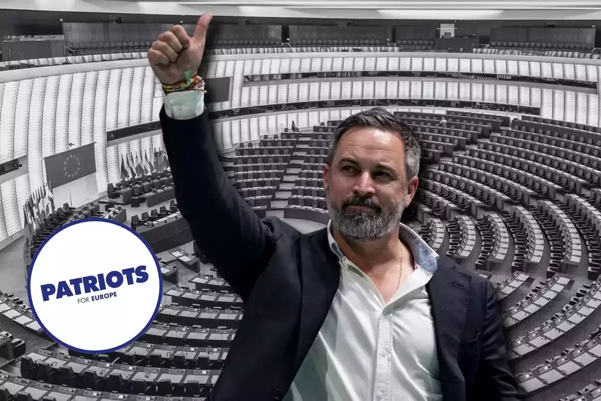 Un hombre con el pulgar hacia arriba frente a un hemiciclo vacío con un logotipo que dice "Patriots for Europe".