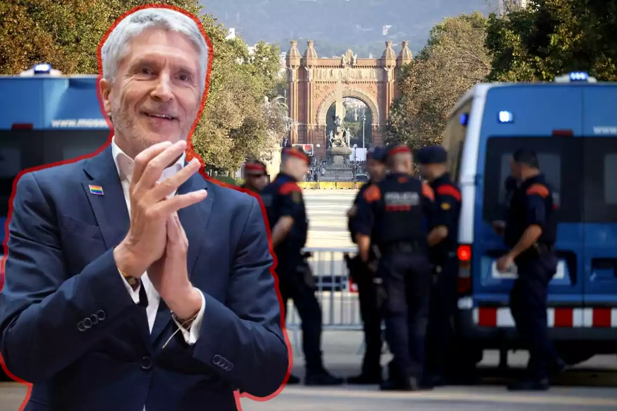 Un hombre sonriente con traje y corbata está en primer plano, con un contorno rojo a su alrededor, mientras que en el fondo se puede ver un grupo de policías y vehículos policiales frente a un arco monumental.