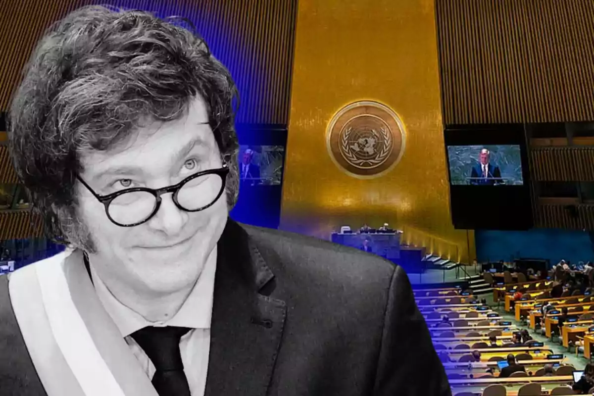 Un hombre con gafas y una banda presidencial está superpuesto sobre una imagen de una sala de conferencias de la ONU.