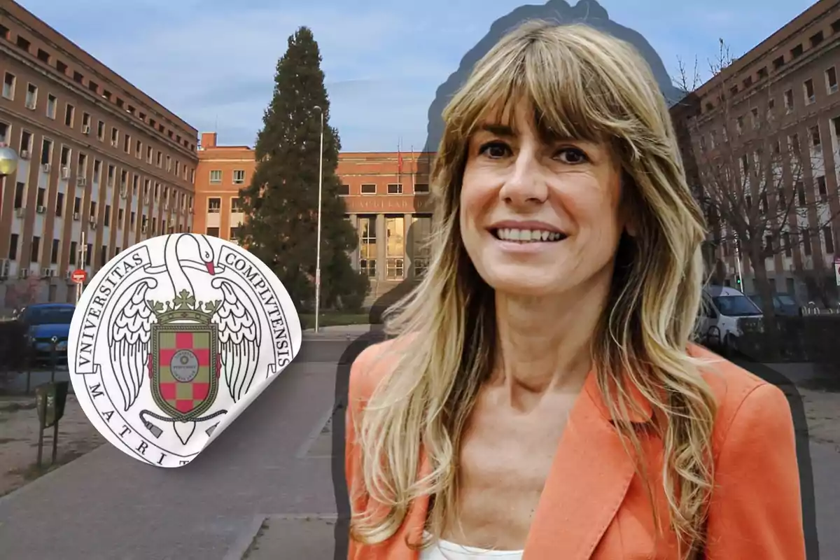 Mujer sonriendo frente a un edificio de la Universidad Complutense de Madrid con el escudo de la universidad en primer plano.