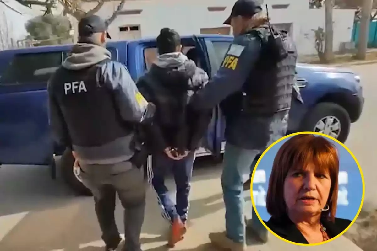 En la imagen se observa a dos agentes de la Policía Federal Argentina (PFA) escoltando a una persona esposada hacia un vehículo, mientras en la esquina inferior derecha aparece un recuadro con el rostro de una mujer.