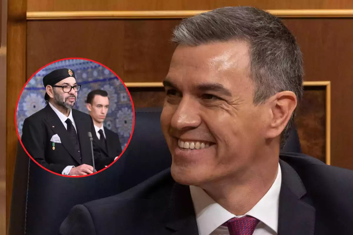 Un hombre sonriente en un entorno formal con un recuadro que muestra a dos personas en un evento oficial.