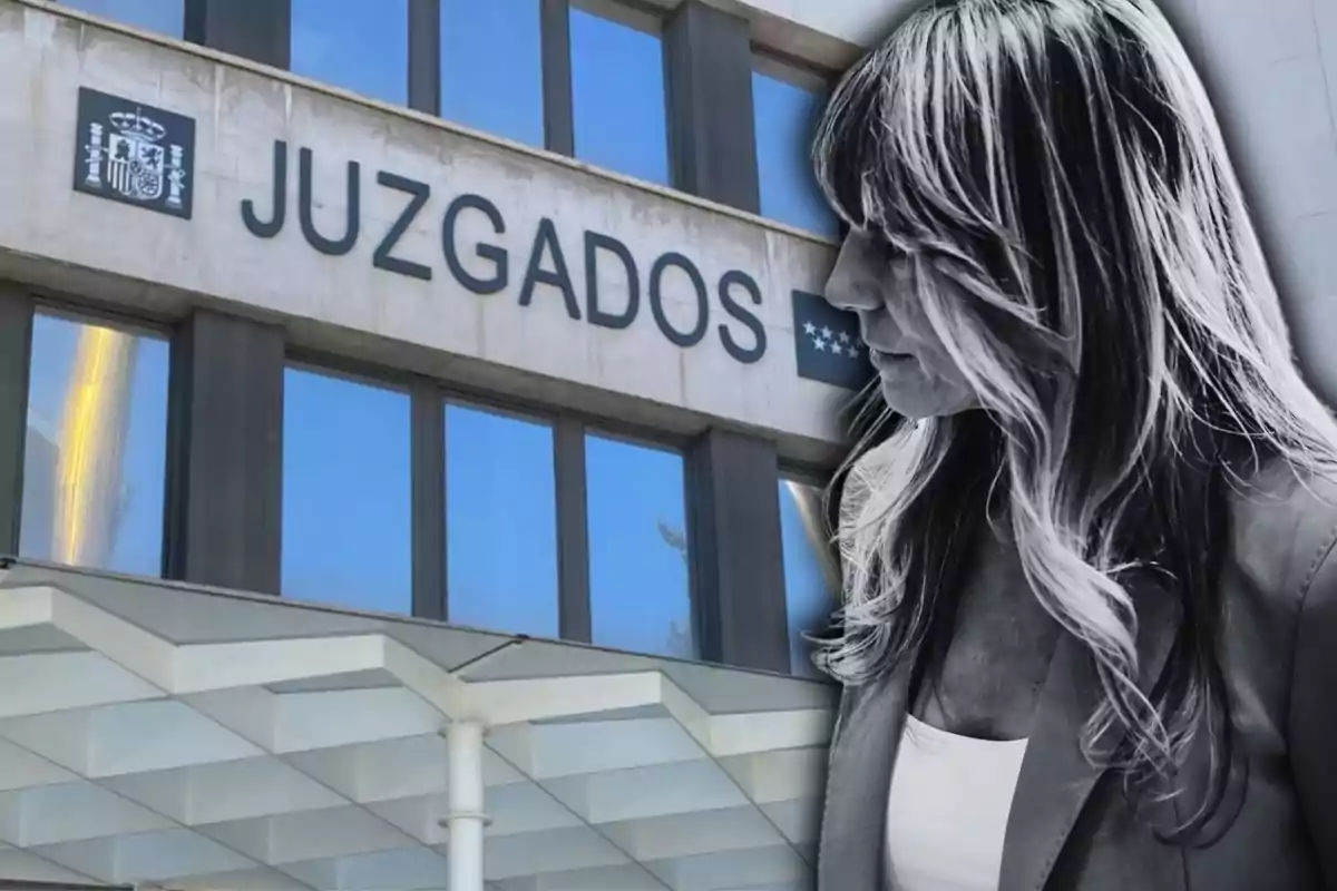 Una mujer de perfil frente a un edificio de juzgados.